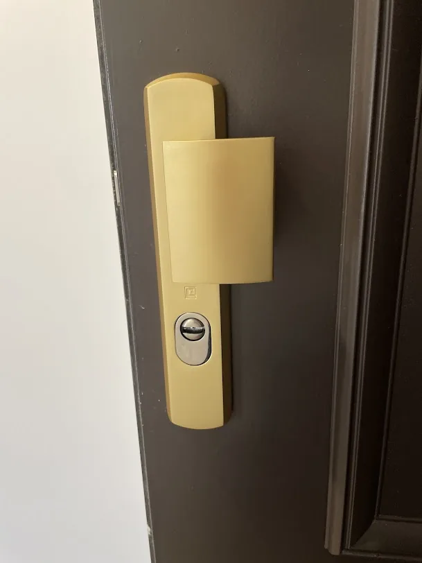 Pose d'un cylindre de haute sécurité sur porte blindée par Assistance Côte Fleurie à Deauville-Trouville